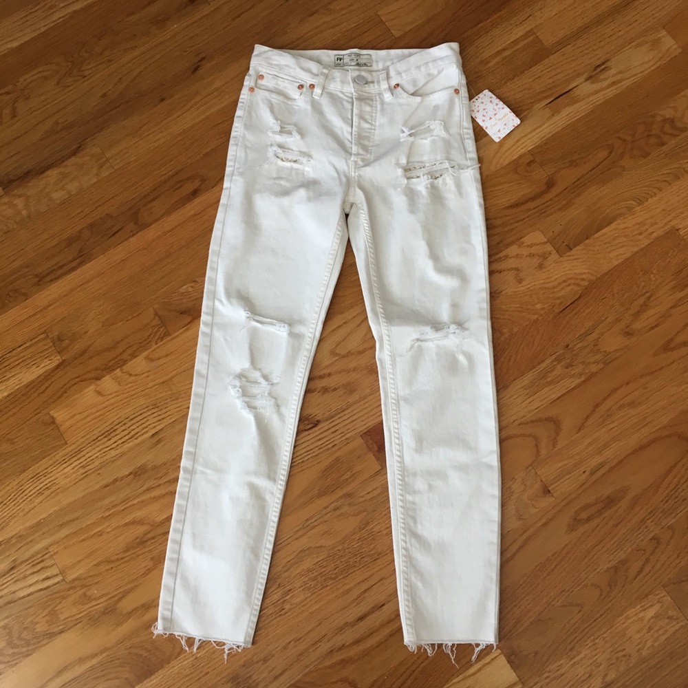 [24] Free People Distressed skinny jeans